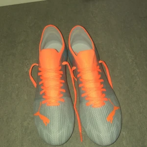 Helt nya fotbollsskor puma  - Helt nya aldrig använda puma gråa och lite orange.