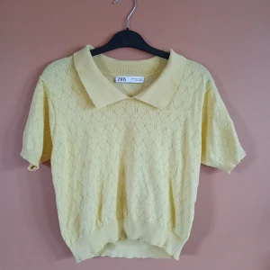 Gul t-shirt från Zara - Säljer en söt gul pikétröja från Zara med korta ärmar och krage. Tröjan har ett v-format mönster och ribbade kanter vid ärmslut och nederkant. Perfekt för vår och sommar!💛 Storlek M men liten i storlek och passar mig som bär S, 38