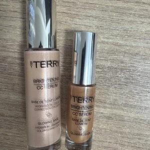By Terry Brightening CC Serum - By Terry Brigthening CC Serum nude glow 2.5 och sunny flash 4. Nude glow är 30 ml, sunny flash är 10 ml. Jag bara använt 1 pump av varje, de passade inte min hudton. Du får båda på köpet.