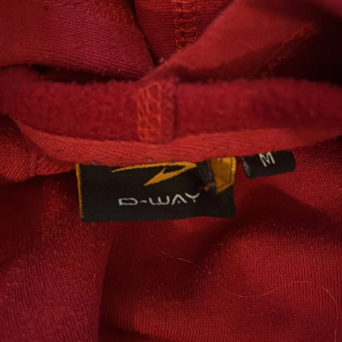 Röd hoodie med döskalletryck från D-Way - 3