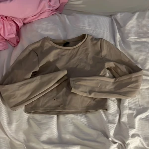 Beige tröningströja från Gina - Använd men kommer inte så mycket till användning, öppen i ryggen