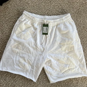 Denim Tears shorts  - Oanvända Denim Tears shorts. Storlek XL men passar M. Perfekta till sommaren och extremt snygga. Kvitto finns inte men tags medföljer. Givetvis äkta. Nypris ligger på ca 5000kr