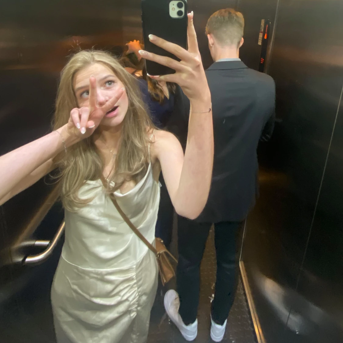 Champagnefärgad lång balklänning med slits - 1