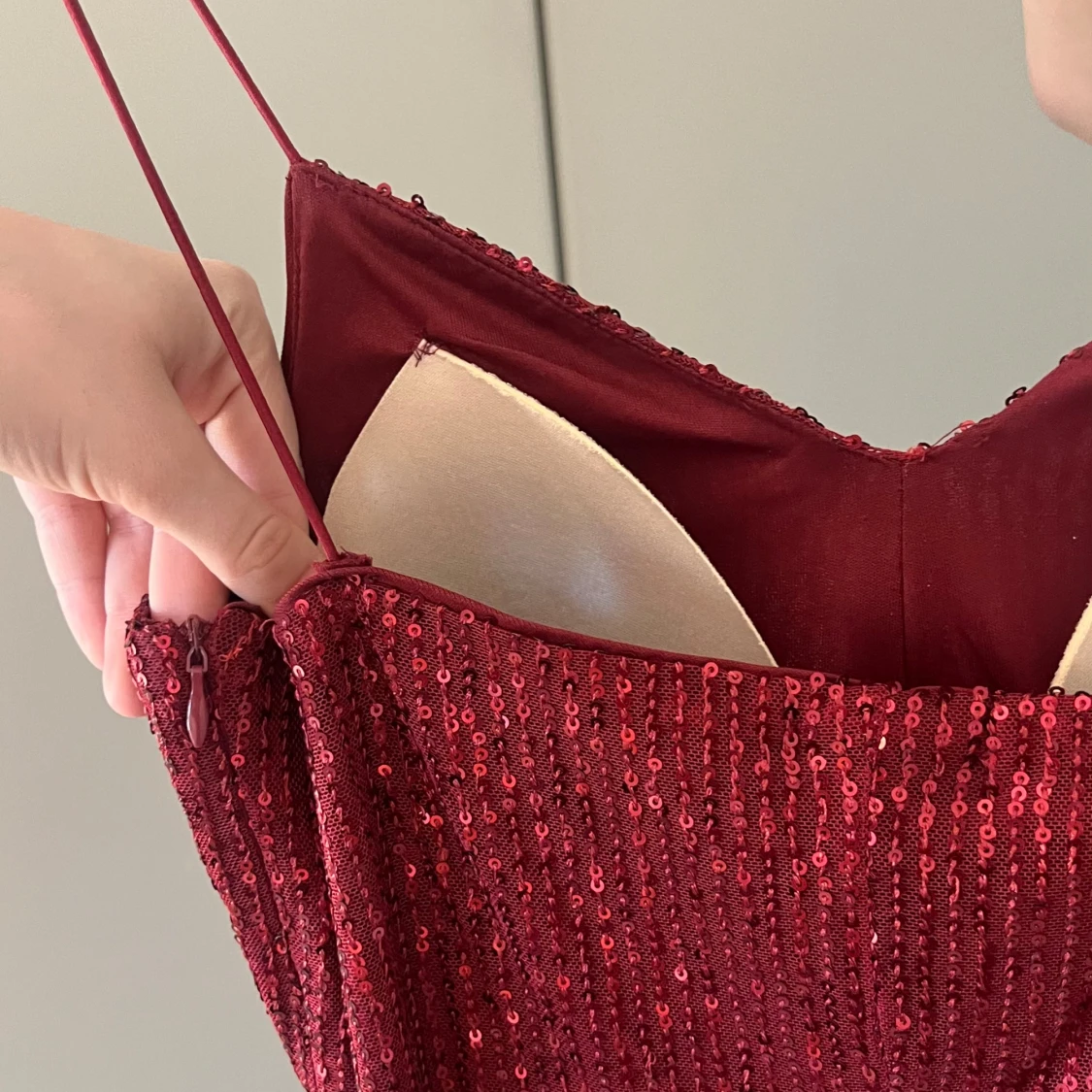 Vinröd paljettklänning från Bubbleroom - 4