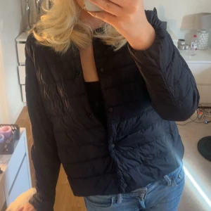 Svart jacka - Säljer min trendiga jacka då ja köpt fel storlek, köpt här på Plick !!