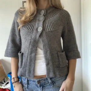 Grå stickad kofta - En skitsnygg grå kofta som passar till allt! Storlek 12 motsvarar en s, funkar även för någon som bär xs och säkert m med🫶🏼