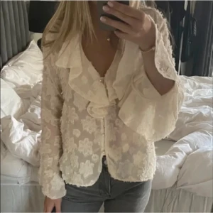 Zara blus  - Storlek S, köpt på Plick men har inte använt den. Har någon liten fläck från förra ägaren men inget man tänker på 🤗