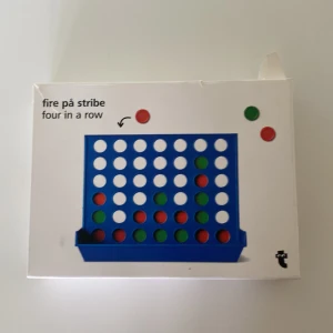 Fyra i rad-spel - Om ni inte vill ha med lådan skriv till mig!. Säljer ett klassiskt Fyra i rad-spel med blå spelbräda och marker i rött och grönt. Spelet kommer i en vit kartong med enkel design och instruktion på både danska och engelska. Perfekt för två spelare som gillar strategi och snabba matcher. 