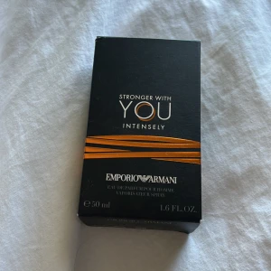 EN TOM SWY INTENSLY BOX! - Emporio Armani Stronger With You Intensely är en herrparfym i en elegant svart kartong med kopparfärgade detaljer. Flaskan innehåller 50 ml Eau de Parfum och doften är intensiv och modern.