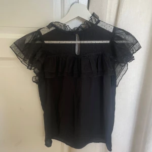 Svart blus  - Jättesöt svart blus som tyvärr inte kommer till användning längre 💖