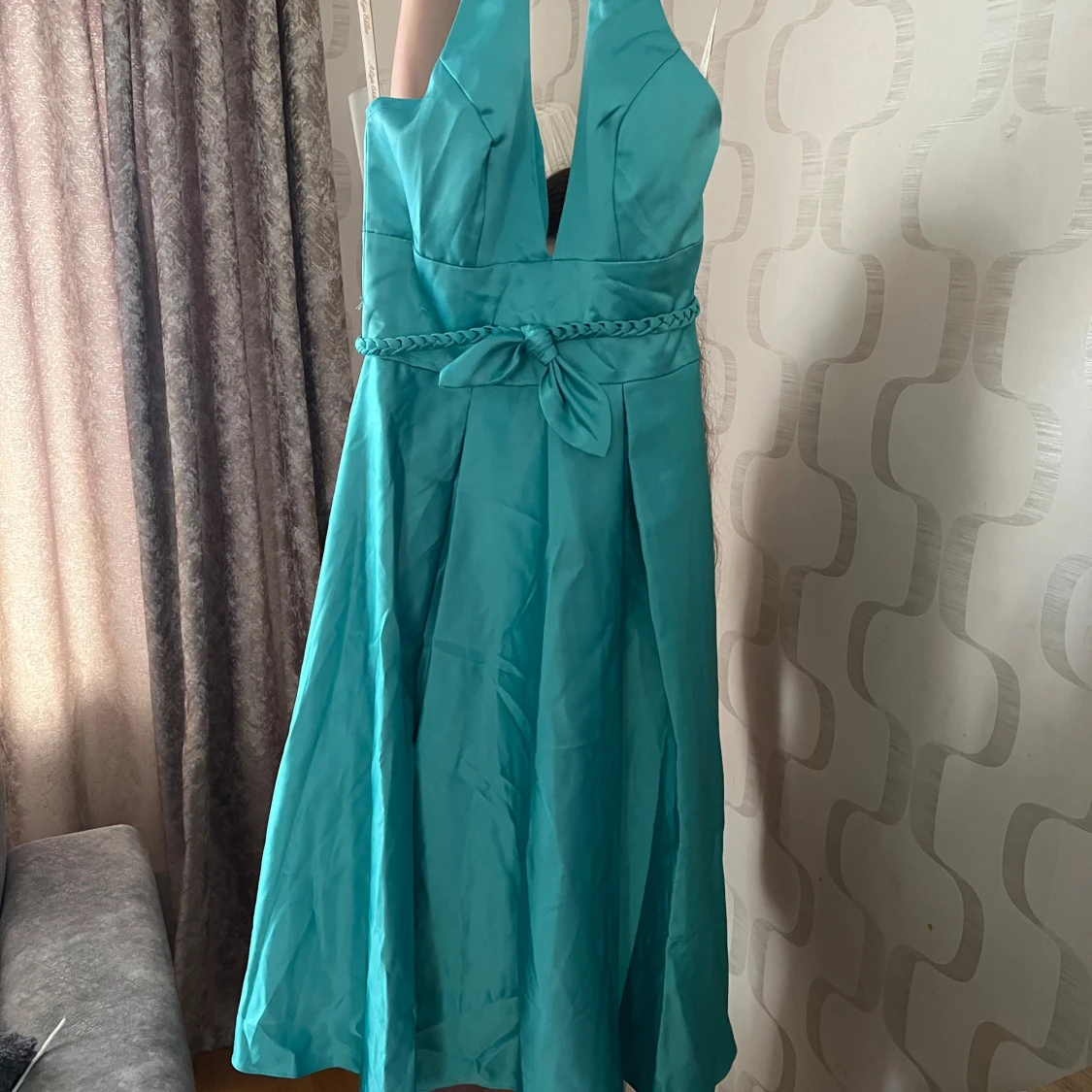 Ljus turkos långklänning med rosett - 1