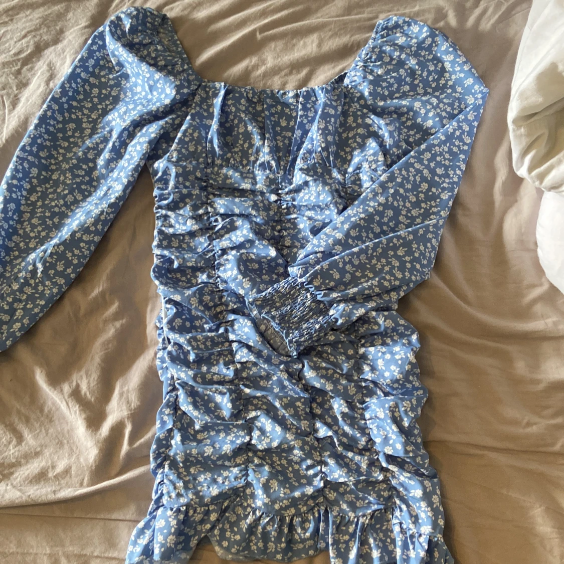 Blå blommig klänning med volangdetaljer