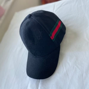 Gucci keps - Helt ny Gucci keps. Aldirg använd. Storlek S. Svart färg. Fraktar inom 24 timmar. Bästa kvaliten