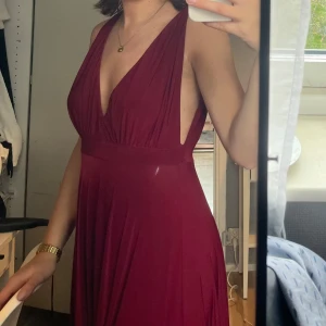 Vinröd långklänning från Bubbelroom - Superfin vinröd balklänning med ett svall nertill. Den går hela vägen ner till marken och är perfekt med ett par klackar för mig (170cm).  Tror även att det ska vara lätt att sy upp den om man vill det🥰 Storlek står s/m och 38/40 men passar lagom för mig som brukar ha 36/38 men borde även passa större. ny med prislapp kvar