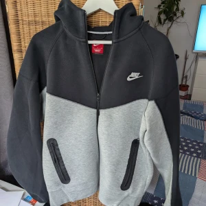 Nike tech  - Svart och grå Nike tech gen 4, storlek M, Nypris ca 1600, mitt pris 700kr. priset kan diskuteras, skriv vid funderingar.