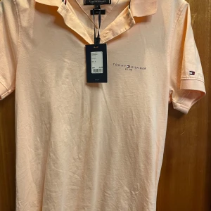 Tommy Hilfiger Piké - Helt oanvänd. Slim fit. Nypris 699 kr. Pris kan diskuteras