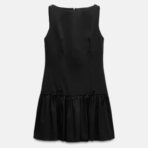 Kort klänning med knytningar Zara - Säljer min superfina klänning från zara då den blivit för liten, storlek xs. Använd en gång. Sitter jättefint, för fler bilder skicka ett meddelande :)  Nypris 399kr