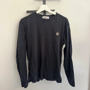 Svart långärmad tröja från Stone Island - Säljer en svart långärmad tröja från Stone Island.