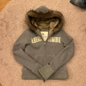 Fur hoodie - Supermysig grå fur hoodie från abercrombie som knappt kommit till användning, mycket fint skick. Storlek m men skulle säga att den är mer som en s!! Använd köp nu🫶🏼
