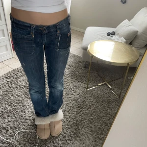 Mörkblå lågmidjade jeans - Säljer dessa coola par mörkblå jeans från diesel med låg midja. Jeansen har klassiska fickor fram och bak samt detaljerade sömmar. 💗
