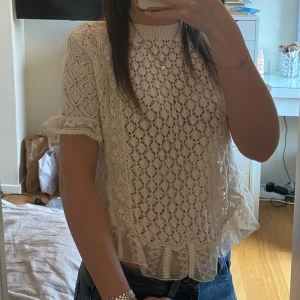 Spetsblus från Zara - En vit/beige spetsblus från Zara med korta ärmar och volangdetaljer. Storlek M, säljer då den är lite för stor för mig och därför knappt använd. Perfekt topp till sommaren🌼💗💗