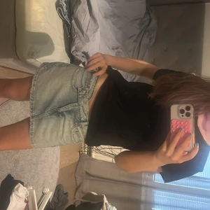 Ljusblå jeanskjol - Ljusblå låg midjad kjol från Zara, använd endast en gång 