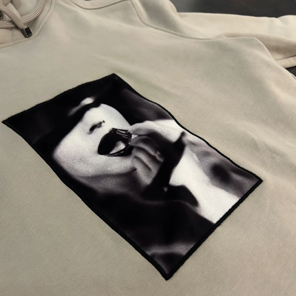 Beige limitato hoodie x Tatart x Ellen von Unwerth - 1