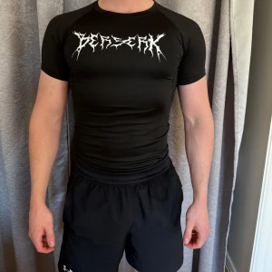 🖤Gym T-shirt🖤Herr/man - En helt ny träningsT-shirt i stl M (liten i storleken). Säljer då den inte passar. Fin kvalitet. Ord.pris 300kr