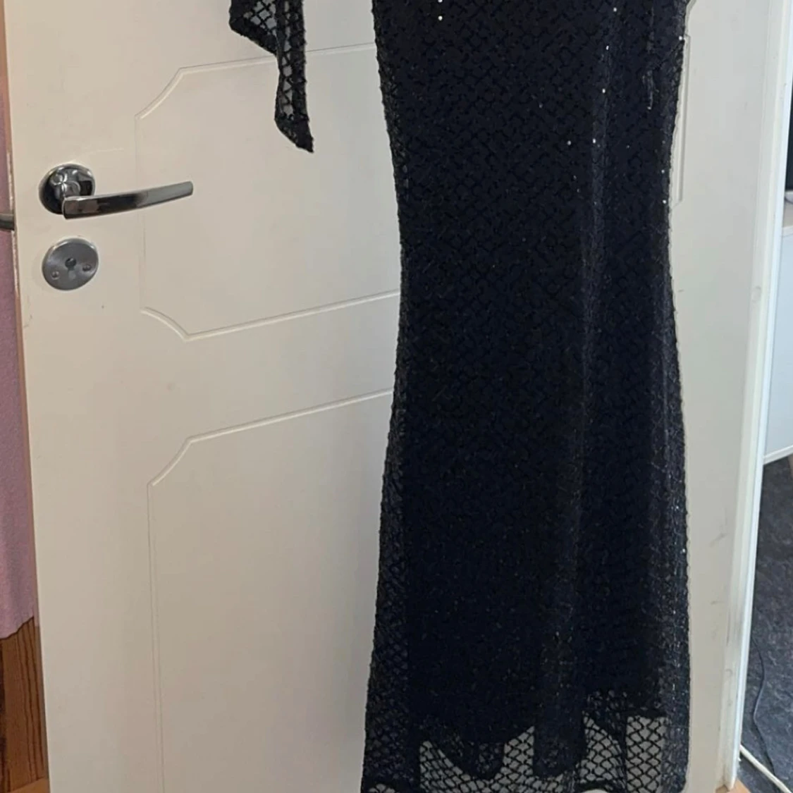 Svart glittrig långklänning med capeärmar - 1