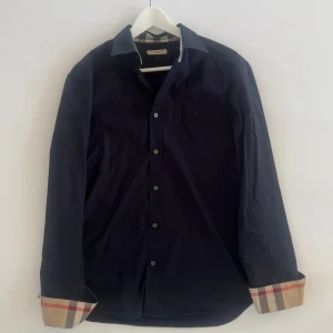BURBERRY SKJORTA  - Burberry skjorta - Normala tecken på användning - Storlek L, passform slim fit - Nypris: ca 4000kr - deluxecloset 