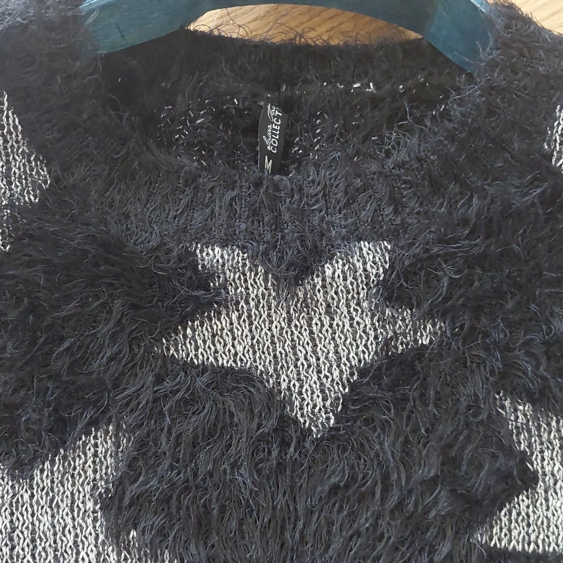 Svart fluffig tröja med stjärnmönster från Laura Torelli Collection - 4