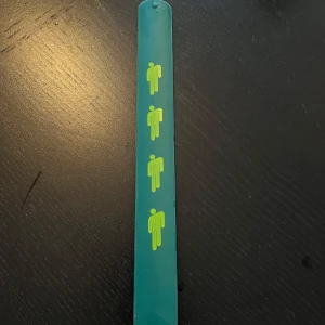 Billie Eilish flexibelt armband - Finns på flera sidor!! Ett Billie Eilish flexibelt armband, den är lite som ett reflexband i stilen. Helt oanvänd. Pris kan diskuteras