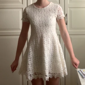 Klänning - Väldigt fin vit sommarklänning i storlek 164 (13/14) från Zara säljes för 100 kr. Säljer den på grund av att den nu är för liten för mig. Köparen betalar frakten!❤️