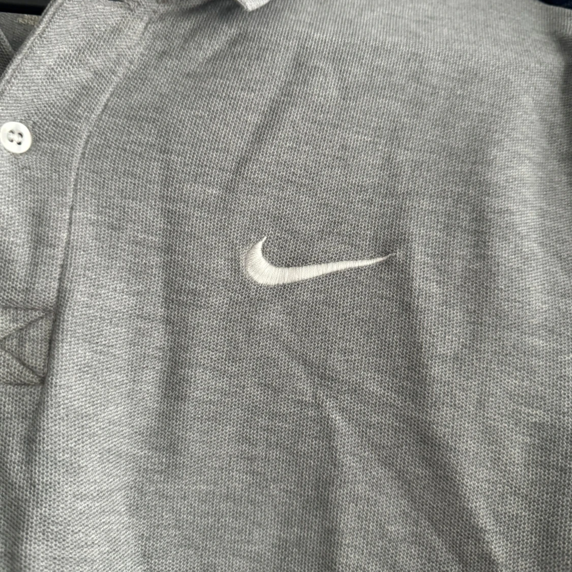 Grå pikétröja från Nike - 1