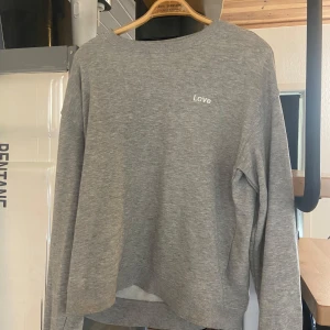 Kläder - Bild 1 grå tröja från HM i storlek M pris 20kr, Bild 2 topp i från Asos storlek petit 30 knappt använd pris 40kr