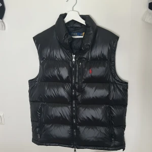 Ralph lauren väst - Säljer min Ralph lauren väst som är använd fåtal gånger och är i nyskick!                                                   - Fraktas inom 24h.                                                           - Nypris 4000kr mitt pris 1050