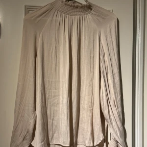 Beige blouse KappAhl - Oanvänd. Bra kondition. Perfekt för sommaren!
