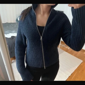 Mörkblå stickad tröja från Weekday - Superfin stickad zip up från weekday