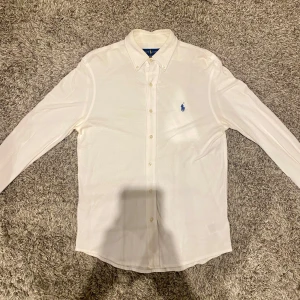 Ralph lauren skjorta ( Featherweight mesh) - Säljer denna rikigt feta Ralph lauren skjortan som är perfekt inför sommarn!⭐️ Skick : 9,5/10!🤝Storlek M passar M!👍Går att verifiera äktheten med tagen! Hör gärna av er om ni har funderingar!🙌