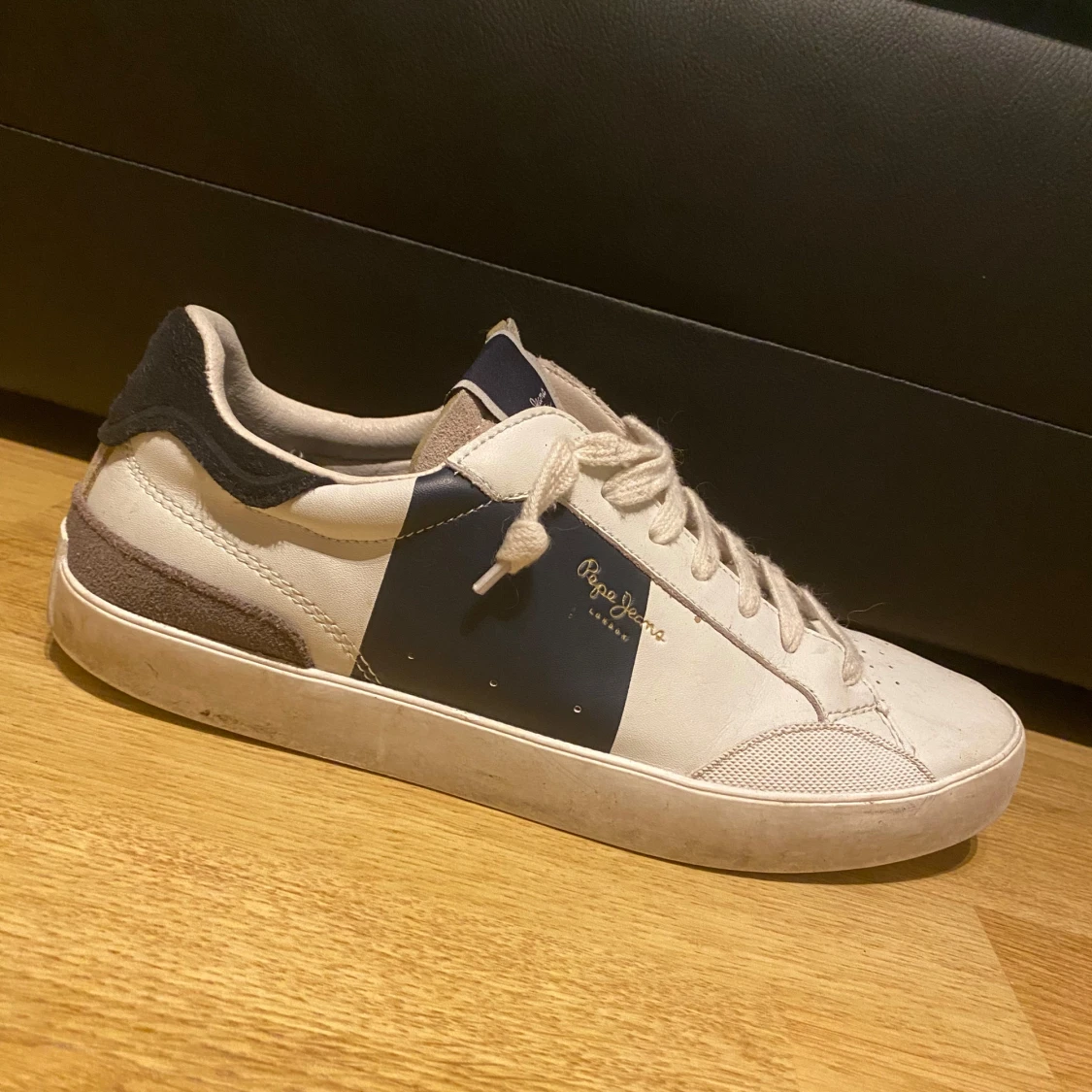 Vita sneakers från Pepe Jeans med blå och grå detaljer