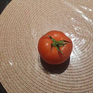 Röd tomat - Säljer en rund och saftig röd tomat med grön kvist. Perfekt till sallad, macka eller matlagning. Tomaten har en jämn och fin färg och är medelstor.