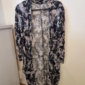 Kofta - En fin kofta i fint skick, inga fläckar eller hål. Katt finns I hemmet.