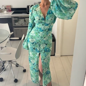 Adoore klänning  - Super fin adoore klänning, fint skick. Säljs enbart då den är lite för liten, om någon vill byta mot en 36 är det också intressant!! 💕