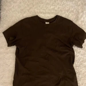 Brun basic t-shirt - En enkel brun t-shirt med rund hals och korta ärmar. 