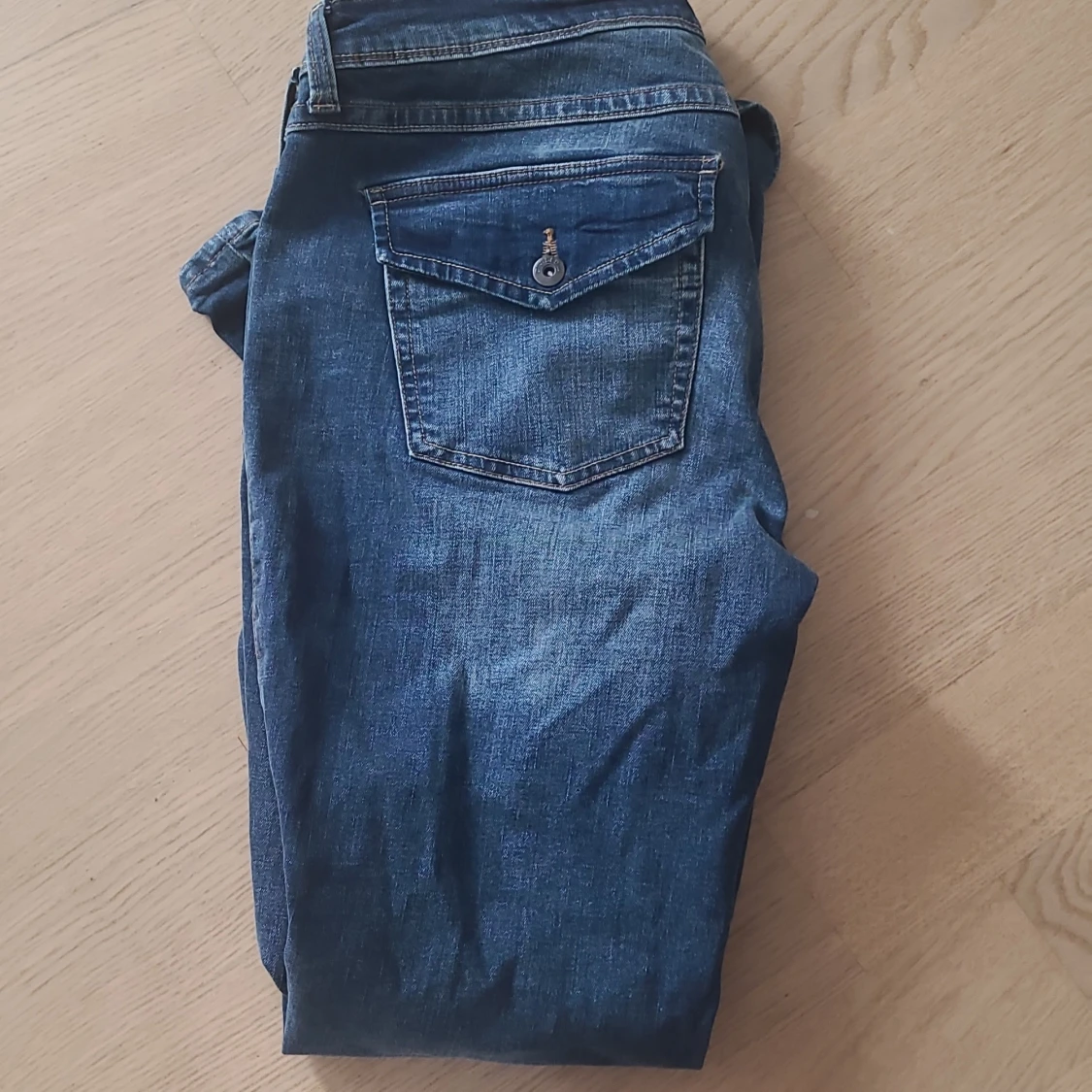 Blå bootcut jeans från H&M Divided - 1