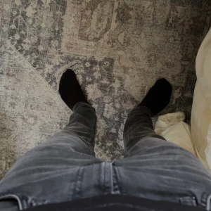 Nudie jeans  - Nudie ”lean dean” köpta för 1599 i sthlm (kvitto finns)  storlek 32/30 personen på bilden är 181 75kg