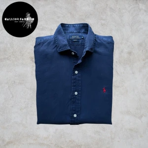 Ralph Lauren linne skjorta - Mörkblå skjorta från Ralph Lauren i storlek M. 100 % linne, perfekt för sommaren! Skjortan är i ganska bra skick har använts mycket men inga hål eller revor.                                                                                  ~                                                                                                Nypris ca 1200- 1500 kr, vårat pris 495 kr. Hör av dig om du vill ha mått eller har andra frågor. Följare får rabatt!!