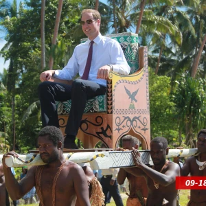 Buckingham Palace - Rensar lite bland mina fastigheter – säljer nu denna lilla pärla i centrala London. 775 rum, perfekt för dig med stor familj eller många hobbies. Några småskavanker (t.ex. vaktombyten kl. 11 varje dag), men annars i toppskick. Trädgård ingår. PM:a vid seriöst intresse. Bytes ej mot lägenhet.