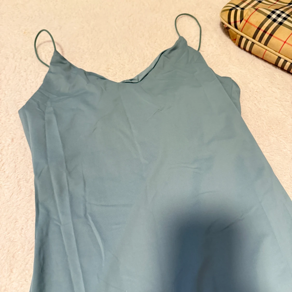 Ljusgrön  långklänning med smala axelband - 1