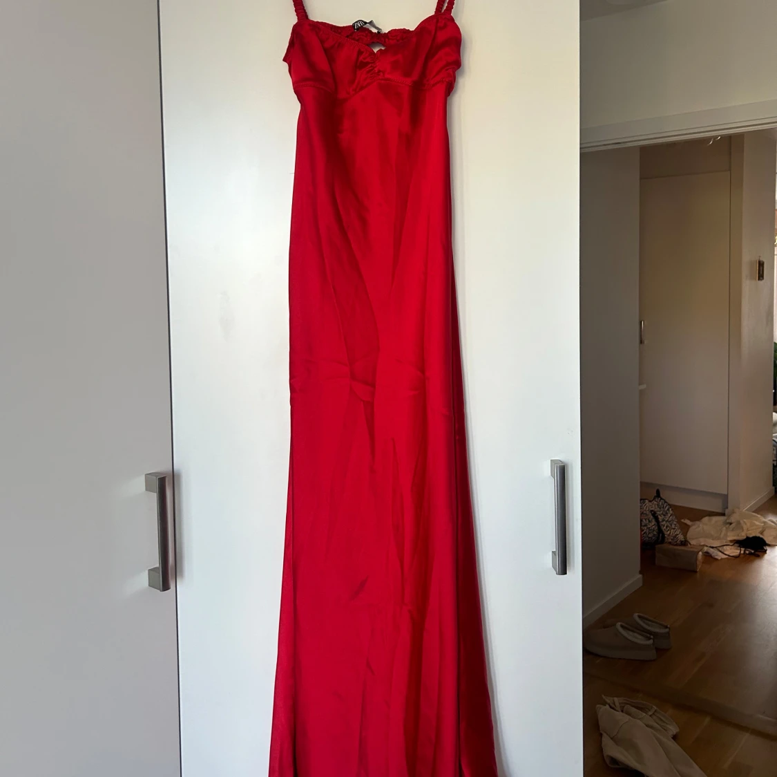 Röd långklänning med smala axelband